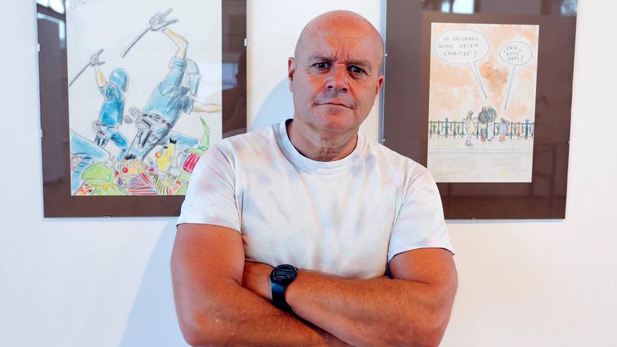 L’il·lustrador Víctor Centelles amb algunes de les seves obres al Tinglado 1. FOTO: Pere Ferré