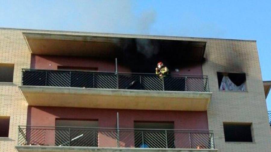 Un bombero en la terraza del piso de Constantí donde ha habido el incendio. Foto: Bombers de la Generalitat