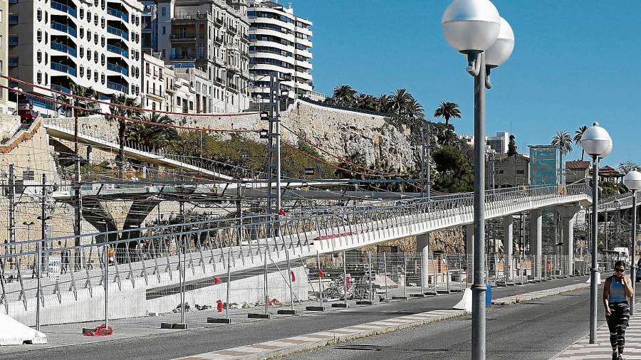 Imagen de la última etapa de las obras de construcción de la futura pasarela, que facilitará el acceso a la playa del Miracle. Foto: Pere Ferré