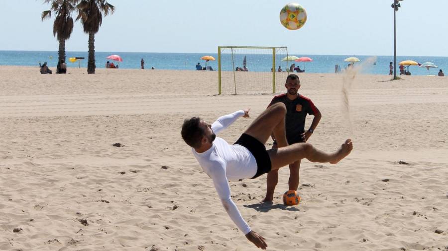 Llorenç Gómez y Adri Frutos durante un entrenamiento en la playa de la Paella estos días. FOTO: CEDIDA