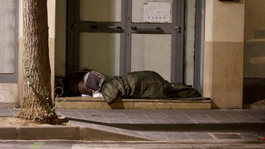 La imagen de los sin techo que duermen en la calle de Tarragona. Foto: LLUIS MILIAN
