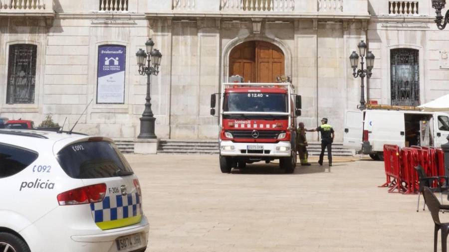 Efectius dels Bombers i la Policia Local de Tarragona a davant de l'ajuntament on una fuita ha obligat a evacuar l'edifici i altres habitatges de la zona aquest 12 de setembre del 2017.