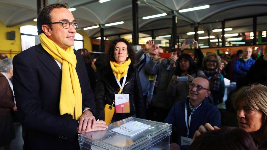 El exconseller Jordi Turull, número cuatro de la lista de JuntsxCat, deposita su voto en el colegio electoral Lenaspa en la ciudad de Terrassa