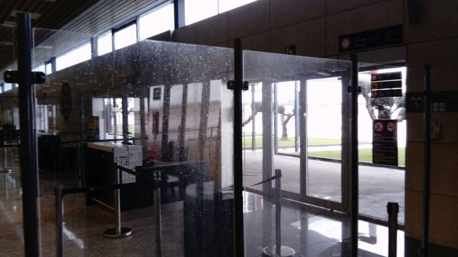 Imagen de las goteras dentro del aeropuerto de Reus. Cedida
