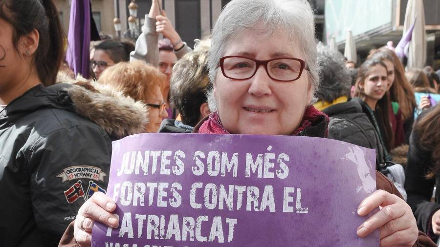 Manifestació de dones a la plaça Merecadal de Reus. ALBA MARINÉ