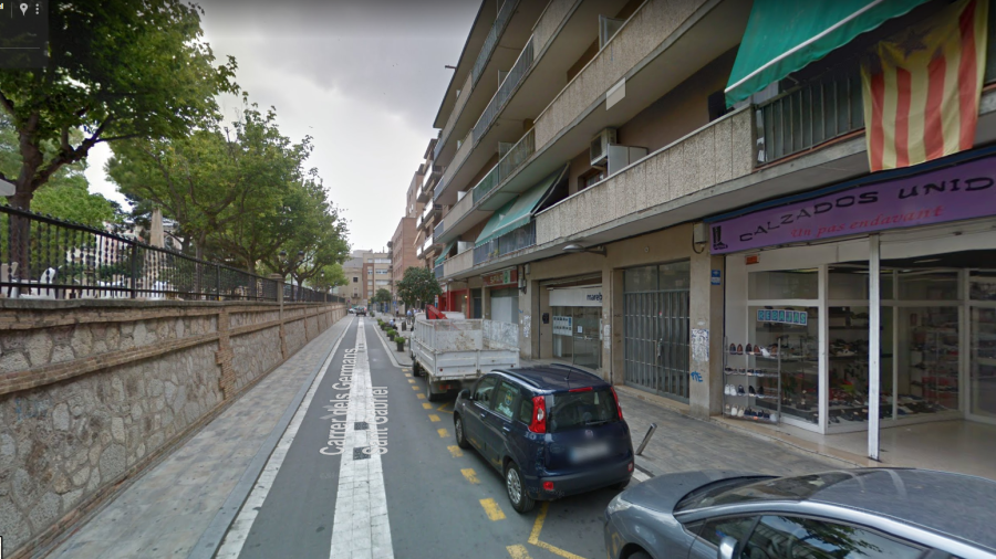 El foc ha tingut lloc al carrer Germans Sant Gabriel, a prop de l'antic Institut Narcís Oller. Foto: Google Maps