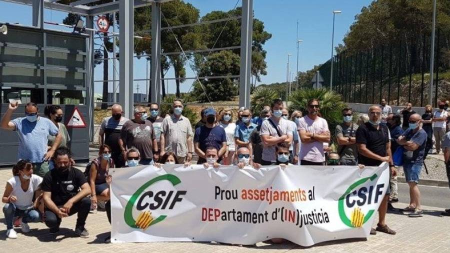Representantes del sindidcato CSIF se concentra en Mas d’Enric. FOTO: CSIF