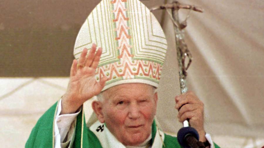 Juan Pablo II ofició una misa en la que saludó personalmente a todos los asistentes.