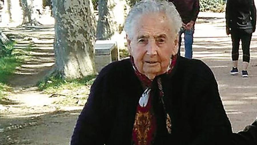 Dolores González cumple hoy 104 años y lo celebrará con una calçotada con la familia, en La Canonja. FOTO: dt