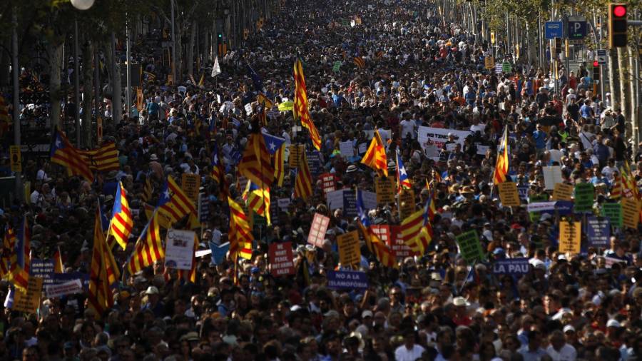 Un momento de la manifestación contra los atentados yihadistas en Cataluña que bajo el eslogan No tinc por (No tengo miedo) recorre hoy las calles de Barcelona. EFE/Alberto Estevez