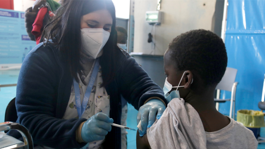 Un chico recibe un pinchazo de la vacuna en Granollers. FOTO: ACN