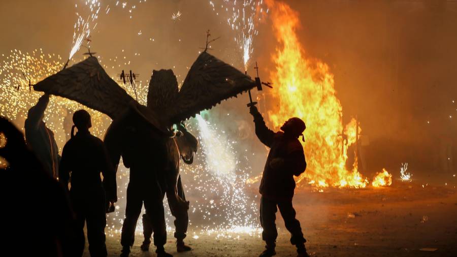 1. La quema dels Ninots simboliza el fin de las fiestas. foto: PERE FERRÉ