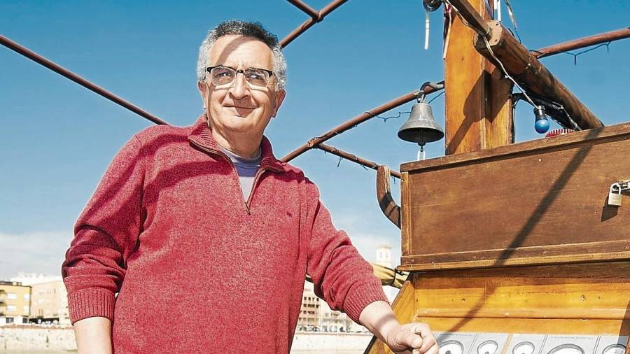 Jordi Domingo es el patrón de la embarcación ‘Lo Sirgador’ y el copropietario de esta empresa turística. Foto: Joan Revillas