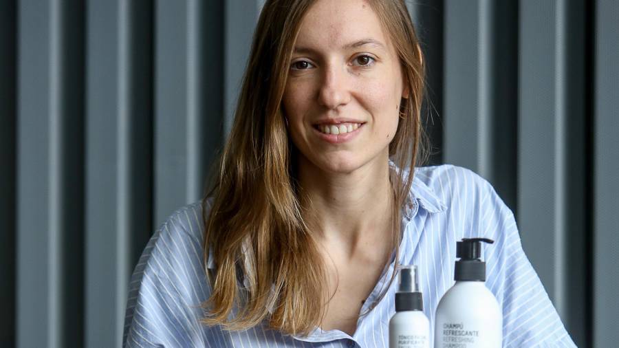 Mireia Trepat, cofundadora de Freshly Cosmetics, con algunos de los productos.