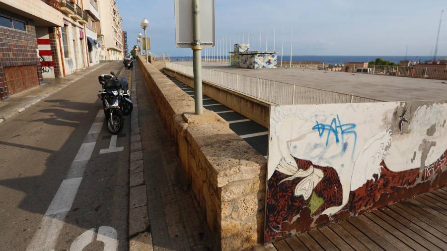 La calle Pons d’Icart verá ensanchadas sus aceras de cara al incremento de peatones que tendrá con la nueva pasarela del Balcó. Foto: Pere Ferré