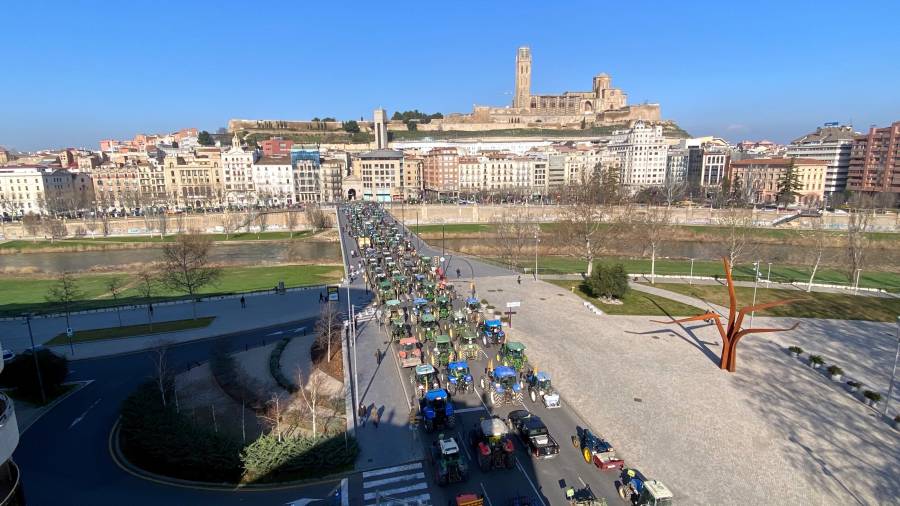 Más de 1.500 agricultores y 420 tractores se manifestaron en Lleida para exigir precios justos para los productos del campo. FOTO: ACN