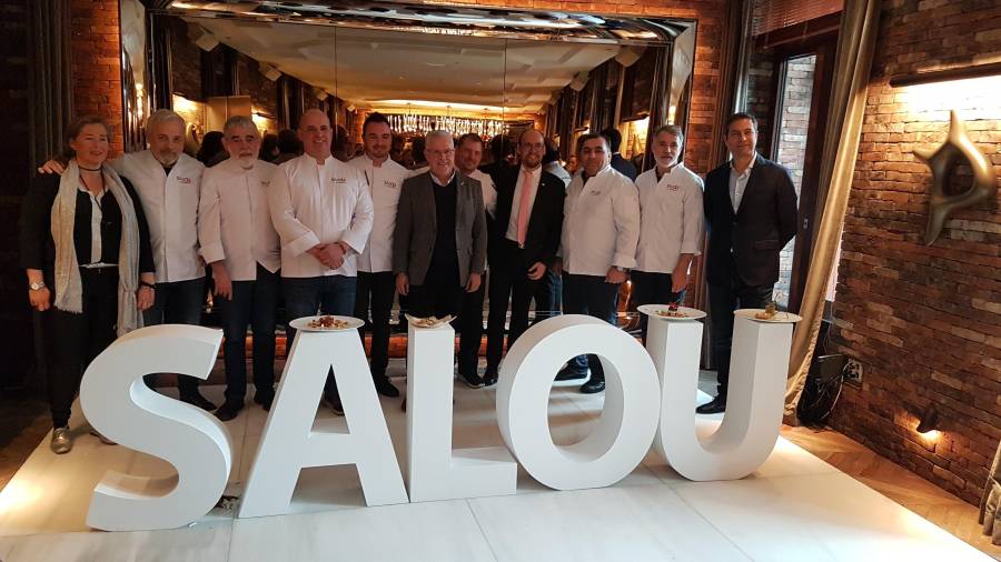 Los chefs salouenses presentes ayer en Madrid, junto con el alcalde (centro) y el concejal de Dinamització Econòmica (dcha). foTO: eduard castaño