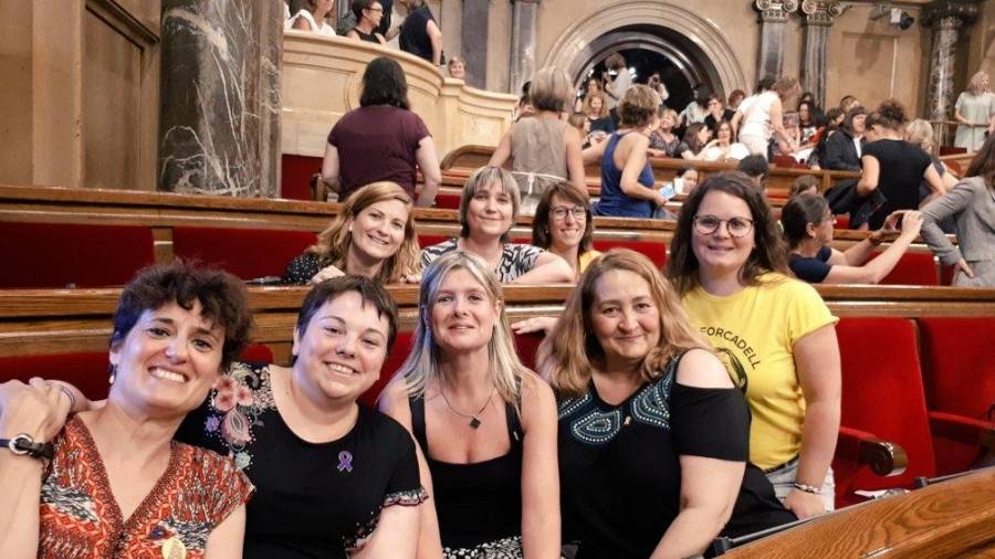 Noemí Llauradó, en el centro, durante el pleno de mujeres que se celebró ayer en el Parlament de Catalunya. Foto: twitter.com/evabaror