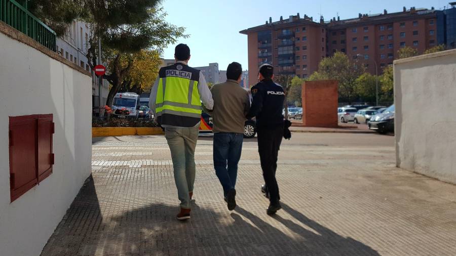 Uno de los detenidos saliendo de la comisaría de Tarragona para declarar en el Juzgado.Foto: Policía Nacional