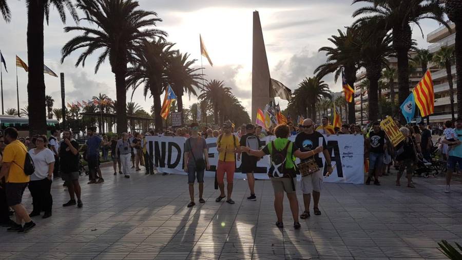 Algunos de los manifestantes esta tarde en el paseo Jaume I de Salou. Foto: E.C