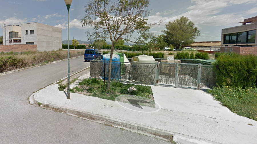 Contenedores en la zona de El Milà. Foto: Google Maps