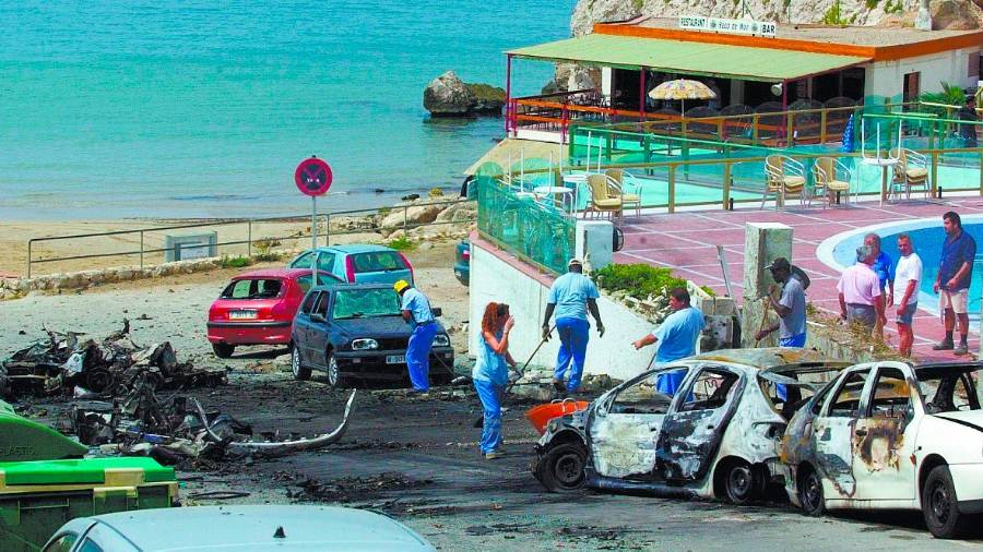 Coches calcinados ante el Hotel Cala Font, en Salou, donde ETA cometió otro de los grandes atentados en la provincia. FOTO: Pere Ferré