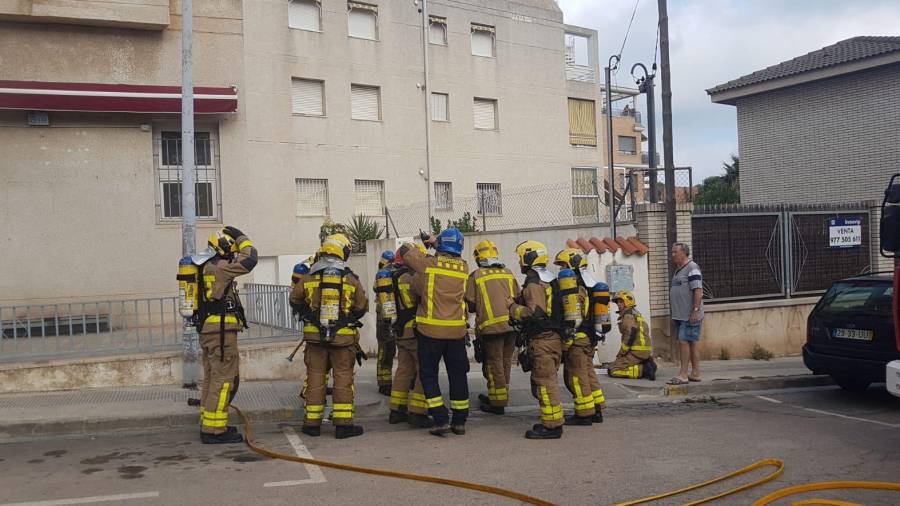 Los Bombers trabajando en el incendio de un parking de Torredembarra. FOTO. DT