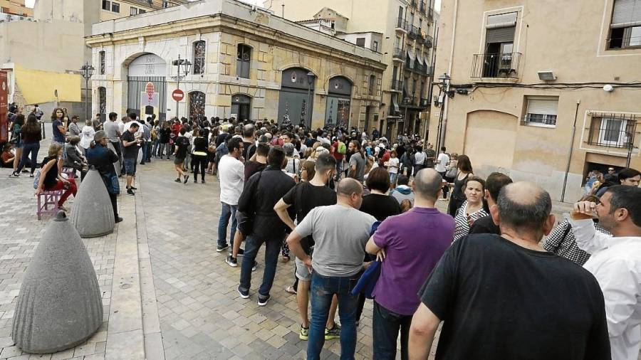 La larga cola depersonas esperando para poder votar en la sede de la Colla Jove. Foto: Lluís Milián
