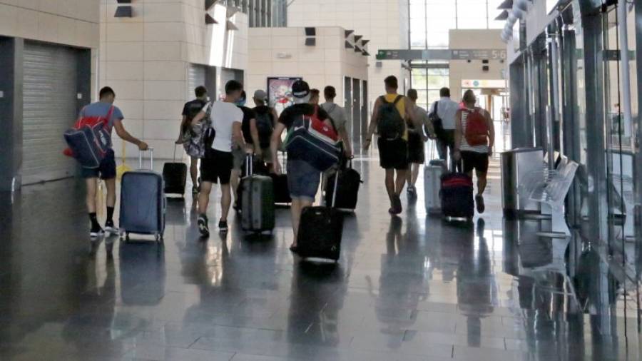 Un grupo de turistas llega a al estación del Camp de Tarragona. Foto: lluís milián