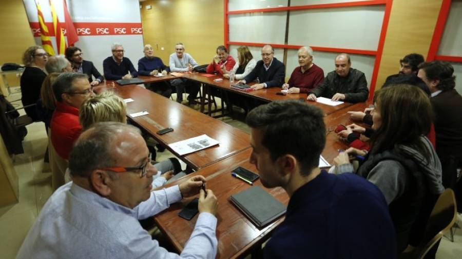 Imagen de la reunión de la ejecutiva local que ayer realizaron los socialistas en su sede. Foto: Pere Ferré