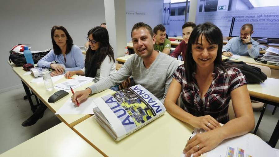 Dolors (izquierda) tiene 46 años. Javier cuenta con 36 y Marisa (derecha) con 37. Se forman en Tarragona para opositar a Mossos. Foto: pere ferré