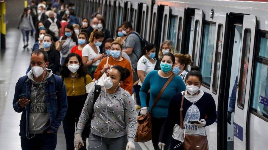 Gente en el metro de Barcelona con mascarilla. EFE