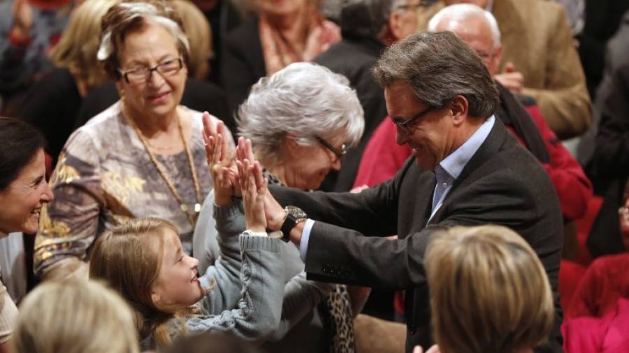 Mas choca las palmas con una pequeña en el Teatre Bartrina. Foto: Pere Ferré