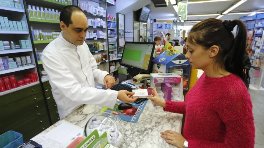 Un dependiente dispensa Bexsero, en la farmacia Fernández Cabré, en Tarragona. Sólo les quedan las dosis que ya fueron encargadas. Foto: Pere Ferré