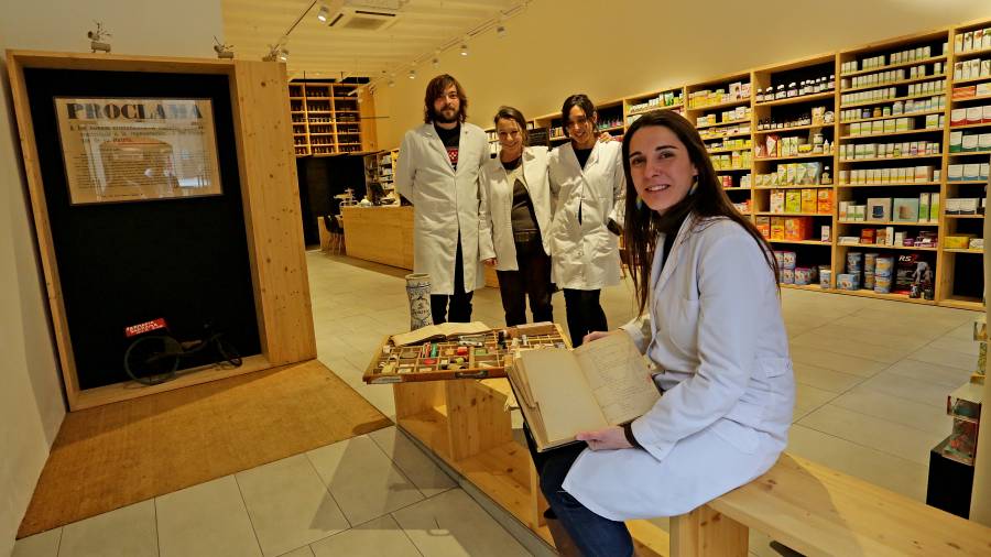La Clara, la Gude, la Núria i el Rubén són ara la Farmàcia Sanromà. FOTO: LLUÍS MILIÁN