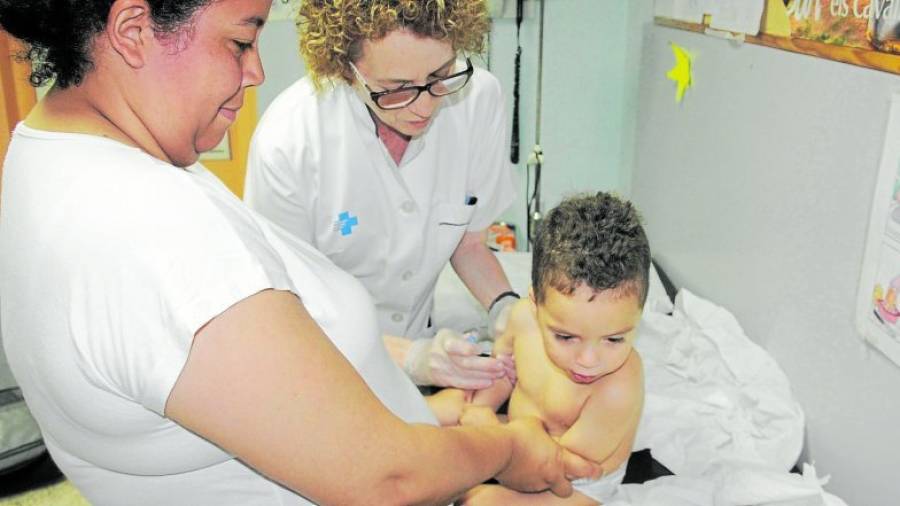Una vacunación reciente de un niño en un Centre d´Atenció Primària. Foto: ACN