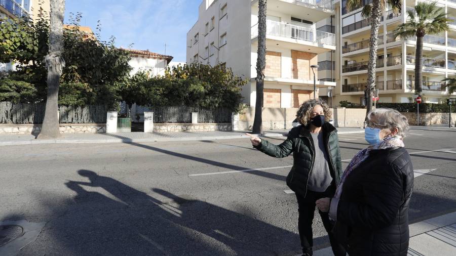 Dos expropiadas, en el Passeig Miramar, ante un chalet y un edificio de apartamentos -algunos tapiados- afectados por las obras. FOTO: P. FERRÉ