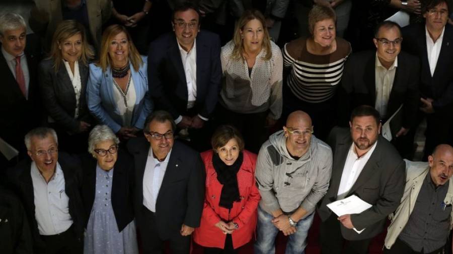 Algunos diputados de Junts pel Sí. En primera fila, en el centro, Carme Forcadell, que será escogida hoy presidenta del Parlament. A la derecha, Germà Bel, número 1 por Tarragona. Foto: EFE