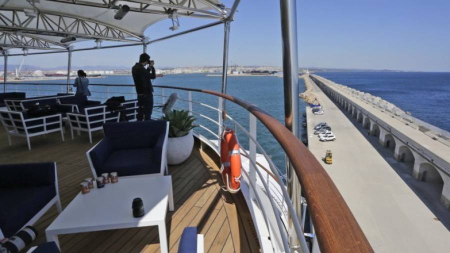 Imagen de la cubierta del crucero 'Silver Muse' con el Port de Tarragona de fondo. Foto: Lluís Milián