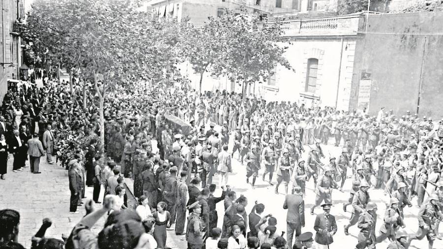 Comitiva fúnebre con los restos del líder anarquista Buenaventura Durruti, el 21 de no-viembre de 1936. Había muerto de un tiro en Madrid el día 19 en extrañas circunstancias. FOTOs: VALLVÉ. CENTRE D’IMATGES DE TARRAGONA / L’ARXIU