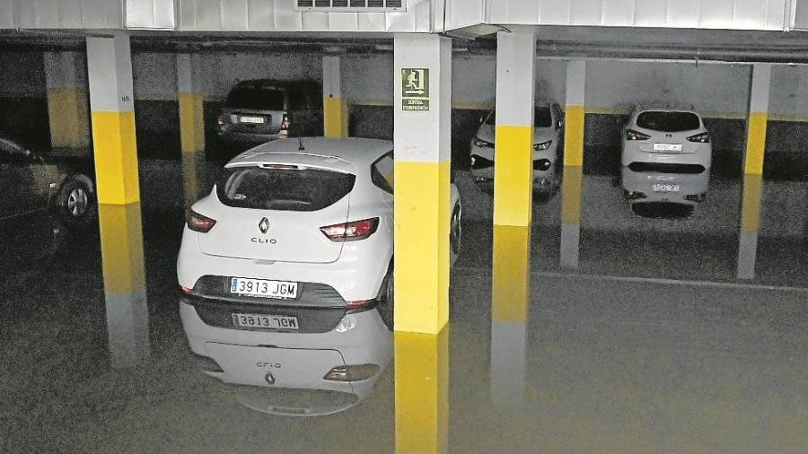 Los parkings de la calle Casta&ntilde;o se inundaron y quedaron inutilizados. FOTO: A. Gonz&aacute;lez