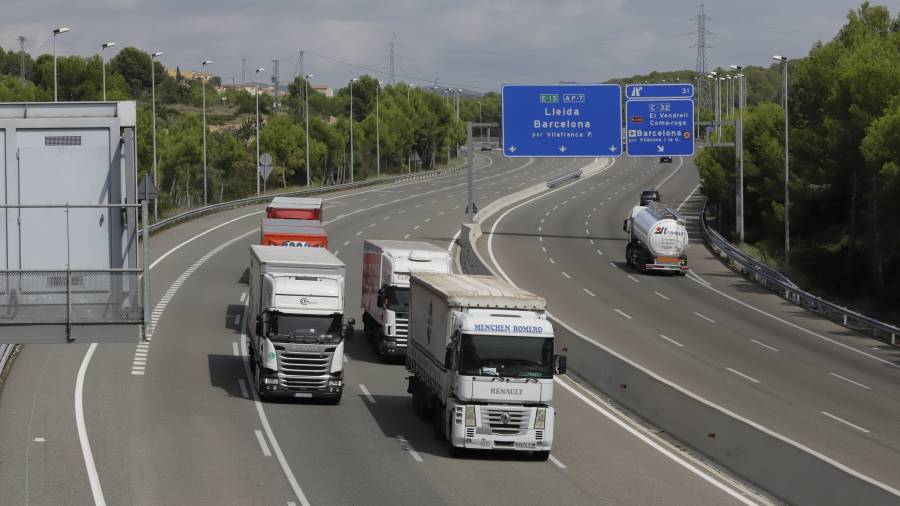 Los camiones de gran tonelaje están obligados a desviarse por la autopista desde el pasado 2 de septiembre. Los Mossos multan desde el 10. FOTO: pere ferré