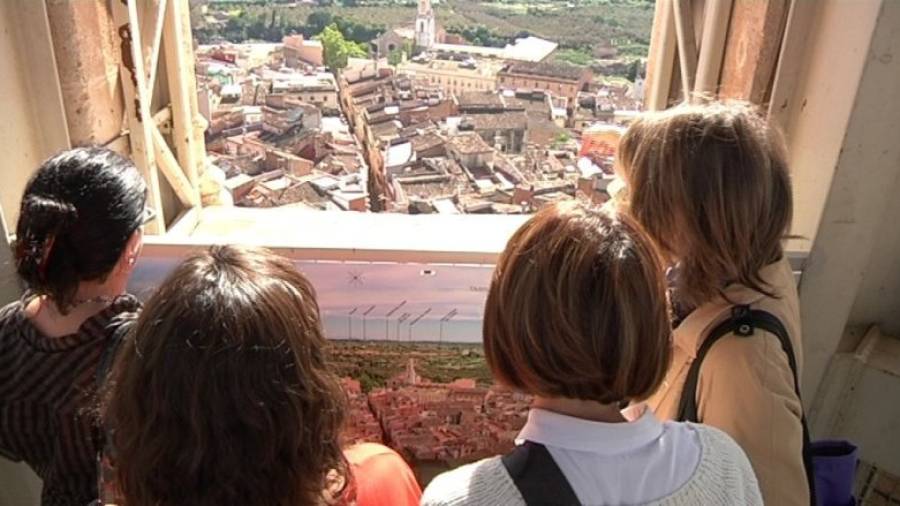 Imatge d'arxiu d'una de les visites a dalt de tot del campanar de Sant Joan de Valls. Foto: Cedida