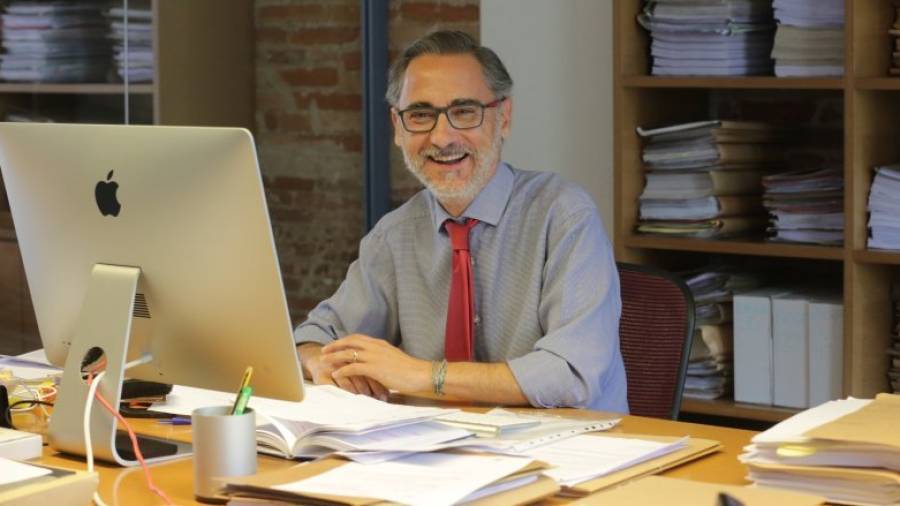Antoni Mendia, en su despacho profesional de la Rambla Vella de Tarragona. Foto: lluís milián