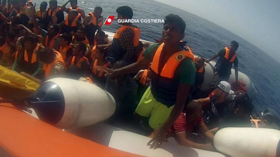Fotograma cedido por la Guardia Costera italiana que muestra una de las operaciones de rescate del martes cerca de Lampedusa. Foto: efe
