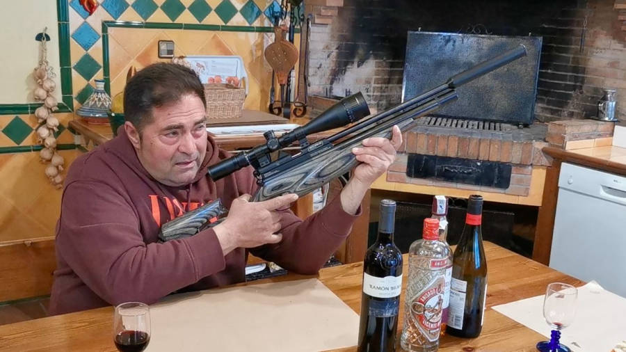Salvador amb una escopeta d’aire comprimit en una imatge extreta del vídeo. FOTO: DT