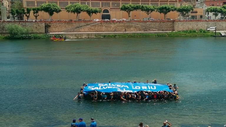 Els participants van mostrar nua pancarta on es podia llegir «Salvem lo riu, salvem lo Delta». Foto: N. S.