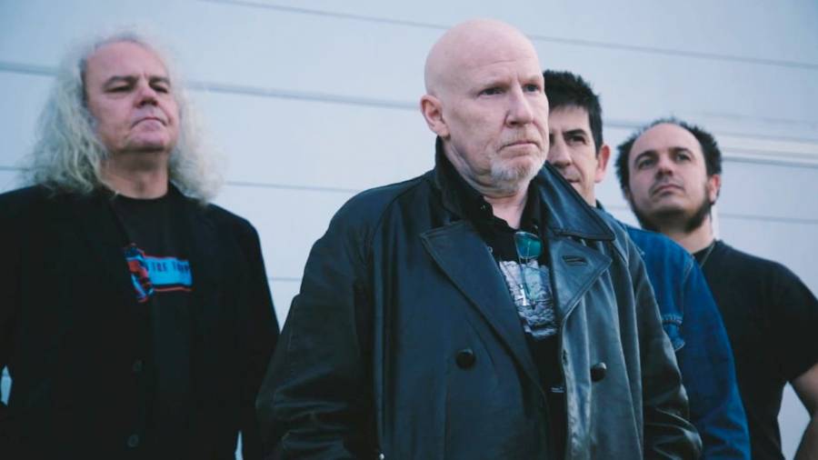 Cheetah Chrome, en el centro, con Señor No