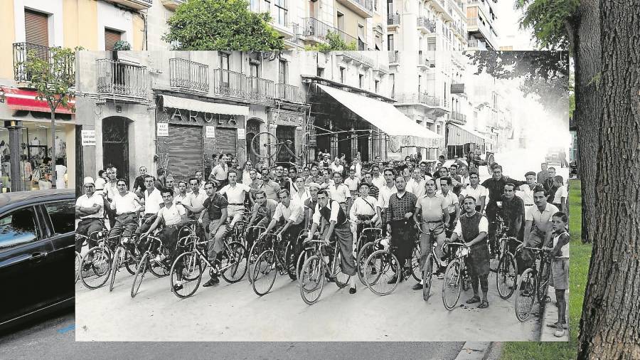 Salida de una carrera ciclista popular de 1937, sobre una foto actual de la Rambla. FOTO: Vallvé. Centre d’Imatges de Tarragona/L’Arxiu/Refotografía: Júlia Tinca