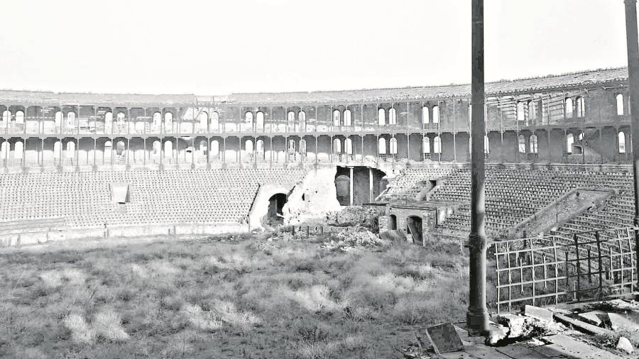 La misma perspectiva de la plaza tras los bombardeos franquistas. TGN sufrió 144 ataques entre el 17 de junio de 1937 y el 15 de enero de 1939.